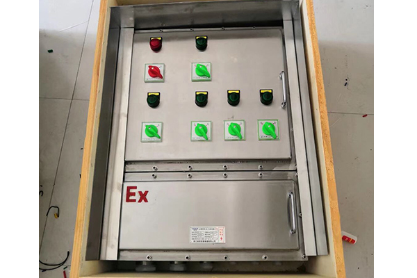 不銹鋼防爆配電箱，油庫房內(nèi)防爆空調(diào)，控制電機正反轉(zhuǎn)控制箱。不銹鋼化工廠防爆配電箱
