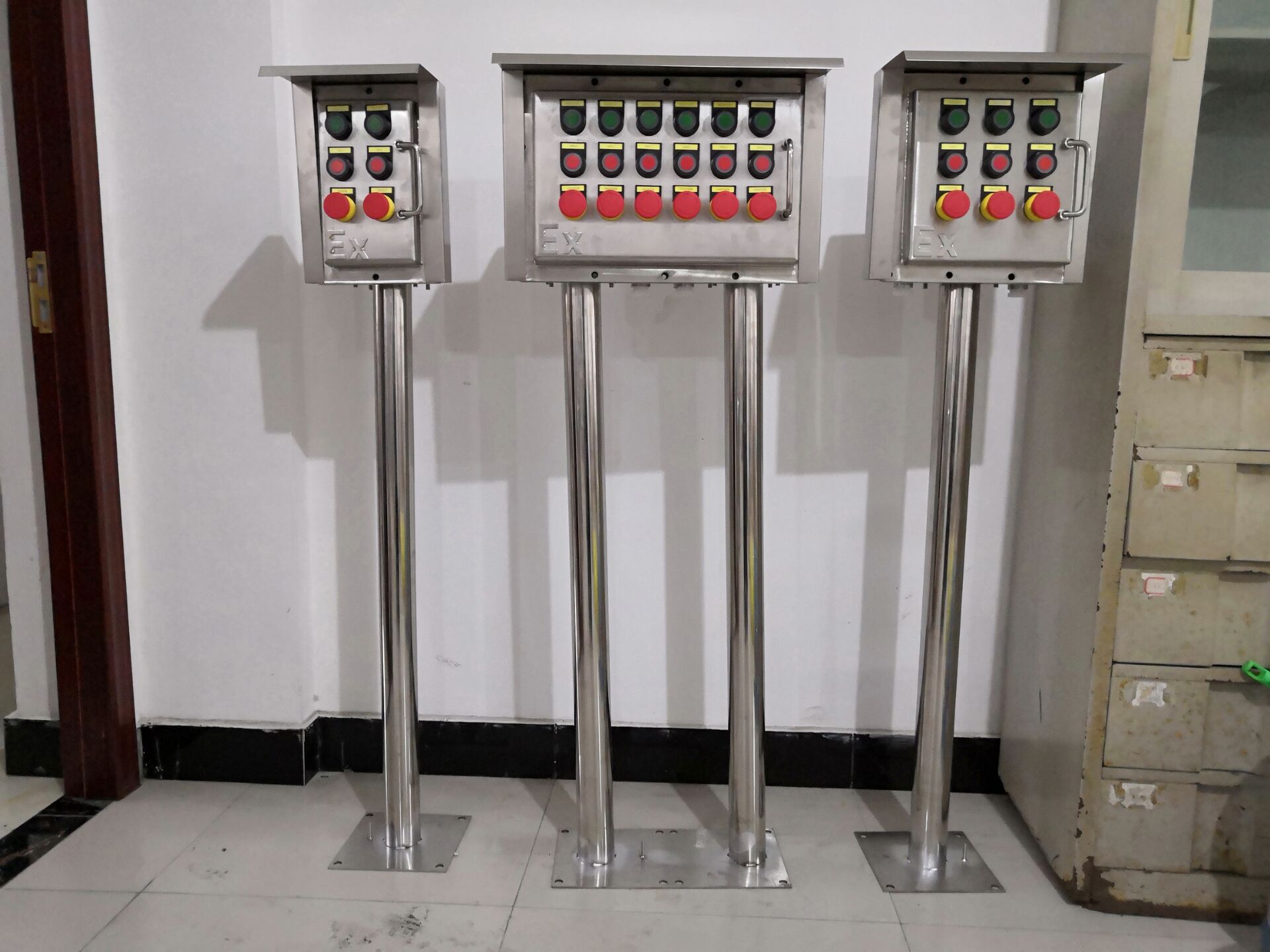 不銹鋼防爆防腐操作柱，現(xiàn)場(chǎng)就地防爆操作柱，防爆操作箱立式，掛式防爆操作柱，粉塵防爆操作柱立式