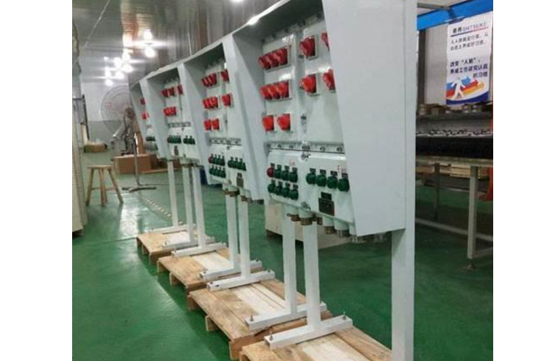 潛油泵防爆控制箱，天燃?xì)馀摲辣潆娤?，化工專用防爆箱，油罐區(qū)防爆不銹鋼接線箱，防爆電機(jī)控制箱，防爆配電柜